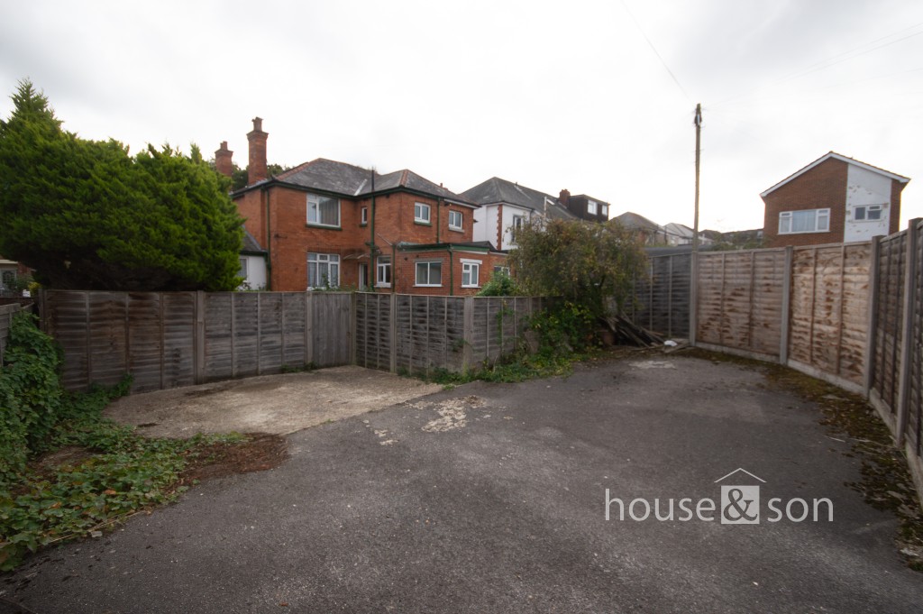 Lot: 105 - FLAT FOR IMPROVEMENT WITH PARKING TO REAR AND GARDEN - Parking at rear and turning area
